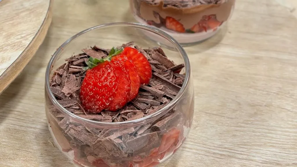 Imagem Mousse de Morango e Mousse de Chocolate Meio Amargo do artigo Mousse de Morango e Mousse de Chocolate Meio Amargo – Santa Receita