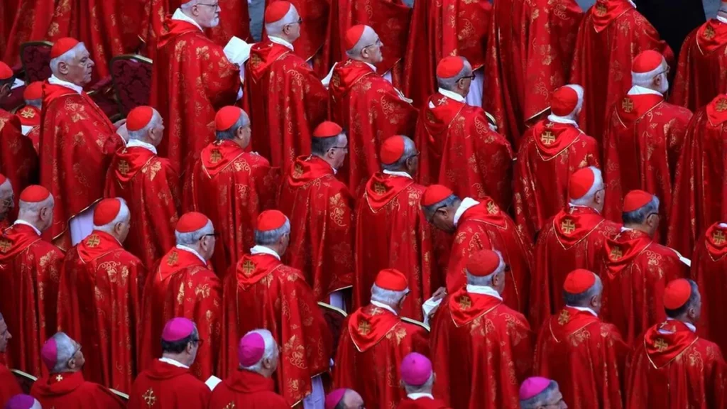 Imagem Cardeais reunidos do artigo Conclave: Cardeais do mundo inteiro se reúnem em Roma para escolher o novo Papa