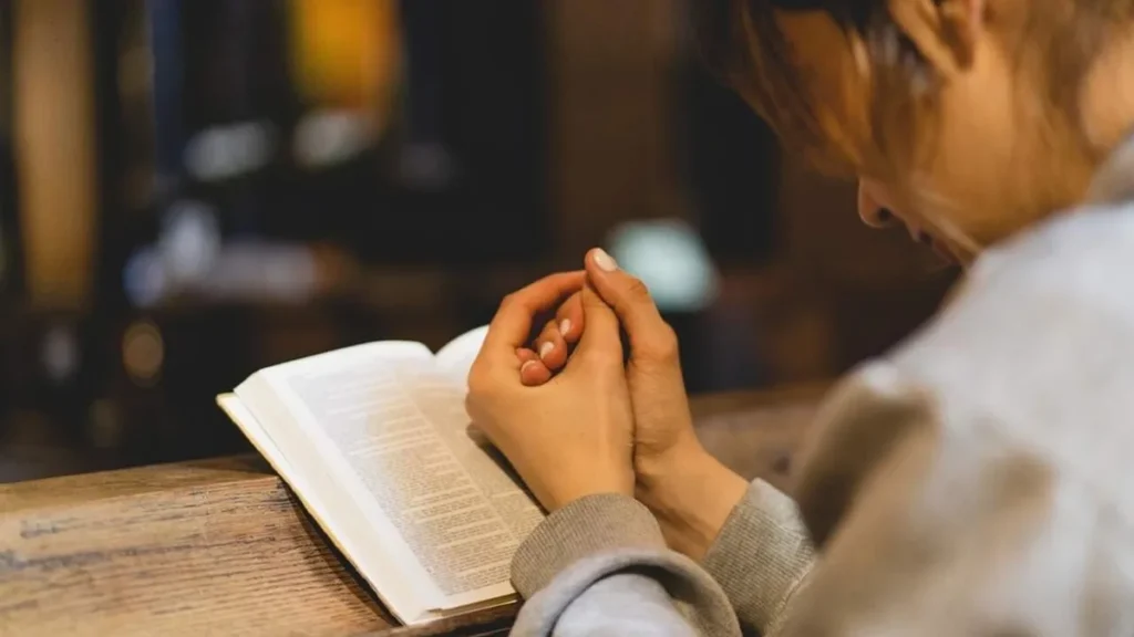 Imagem Mulher orando do artigo Jesus nos deu o exemplo do poder da oração