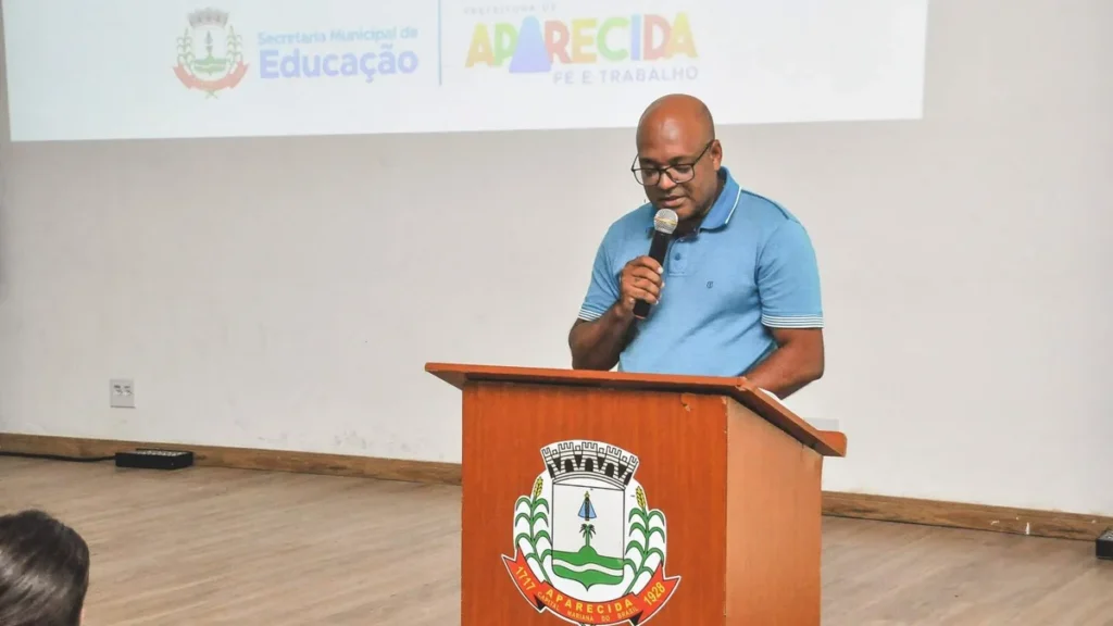 Imagem Secretario de Educacao de Aparecida do artigo Educação de Aparecida esclarece dúvidas sobre volta às aulas