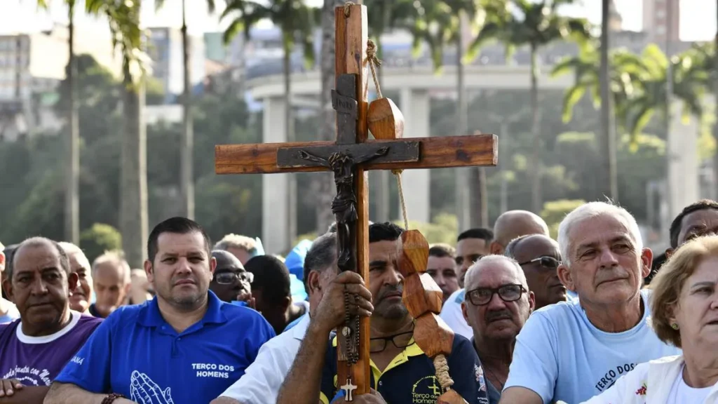 Imagem Terco dos Homens 2024 Cruz do artigo Livraria da Mãe Aparecida oferece kit especial para os Homens do Terço