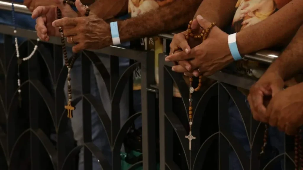 Imagem maos masculinas com tercos do artigo A oração mariana do Santo Terço, um compromisso com Jesus e com a fé