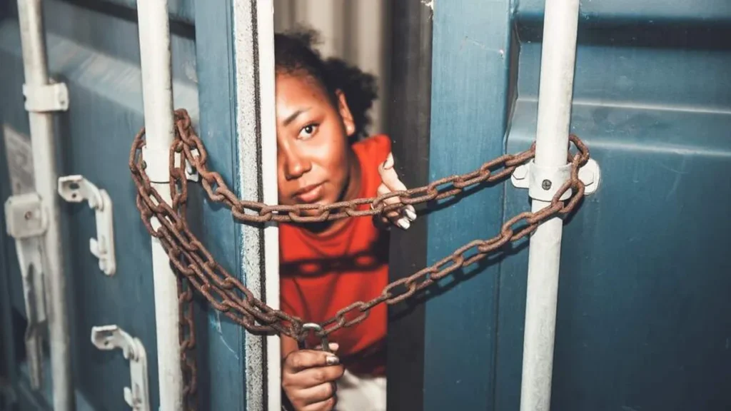 Imagem mulher presa em um container do artigo Oração do Papa para o dia de oração e reflexão contra o tráfico de pessoas
