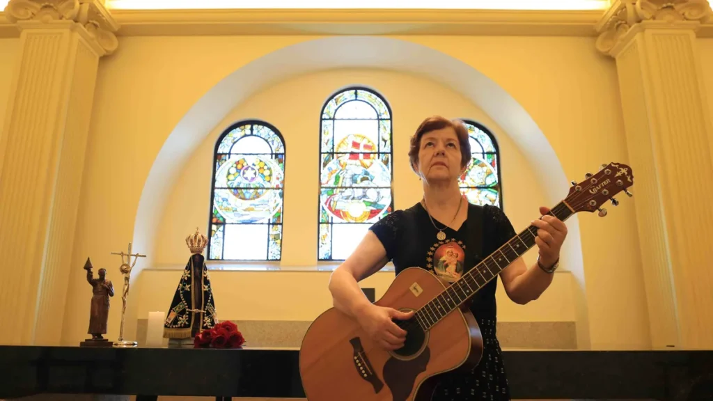 Fátima Gabrielli canta "Consagração a Nossa Senhora" na Capela Reservada