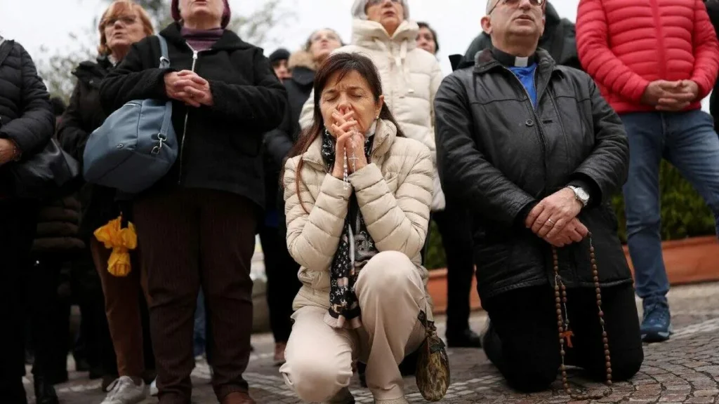 Imagem fieis rezam pelo papa francisco do artigo Papa Francisco: "Na fraqueza, descobrimos a força da fé"