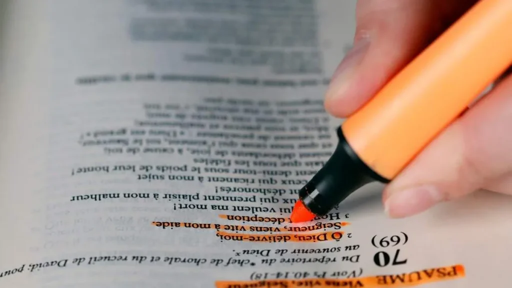 Imagem pessoa sublinhando texto biblico do artigo Posso renovar a catequese que fiz?
