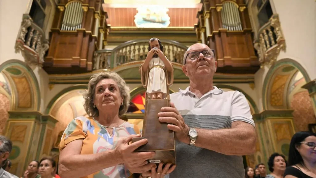 Imagem Novena de Sao Jose 18 03 2024 Casal segura imagem do artigo Santuário Nacional celebra Novena em honra a São José