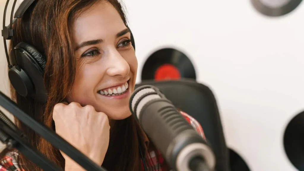 Imagem Comunicadora radio do artigo A beleza da presença feminina na comunicação da Igreja