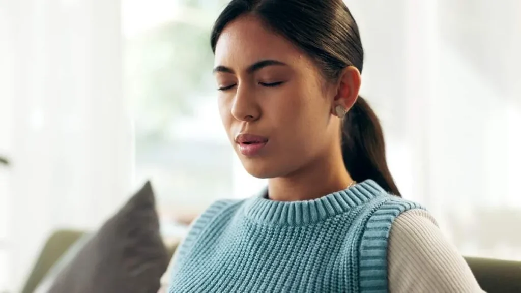 Imagem mulher respirando fundo do artigo Acalme sua mente com práticas católicas que transformam a ansiedade