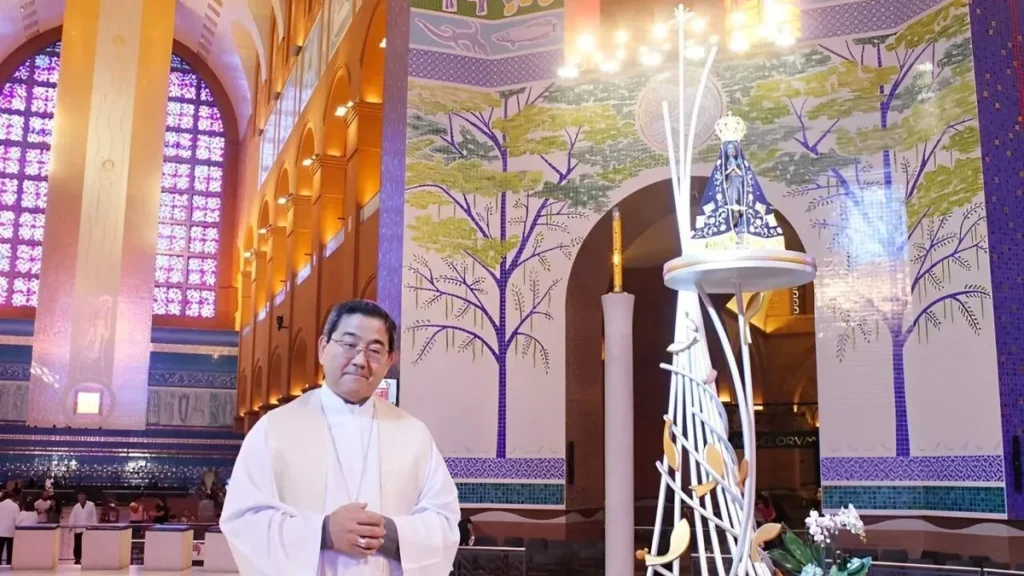 Imagem Dom Julio Endi Akamine no Altar Central do Santuario Nacional de Aparecida do artigo Papa nomeia dom Júlio Endi Akamine arcebispo coadjutor de Belém (PA)