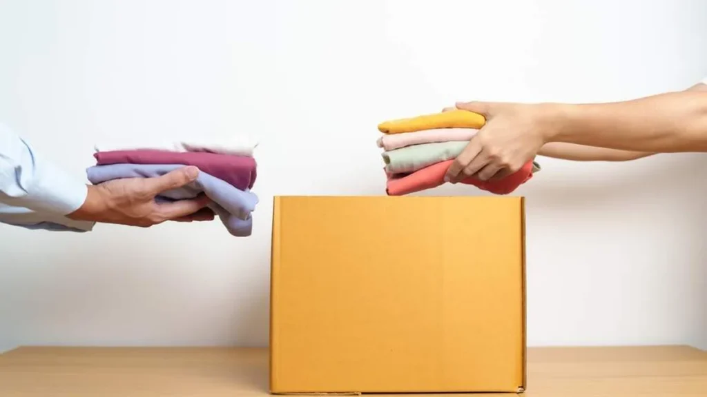 Imagem doacoes de roupas em uma caixa do artigo 4 práticas quaresmais para você começar hoje!