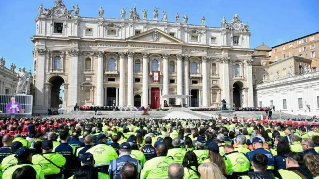 Imagem voluntarios na missa do jubileu do Mundo dos Voluntarios do artigo Cerca de 100 países são representados no Jubileu do Mundo Voluntariado