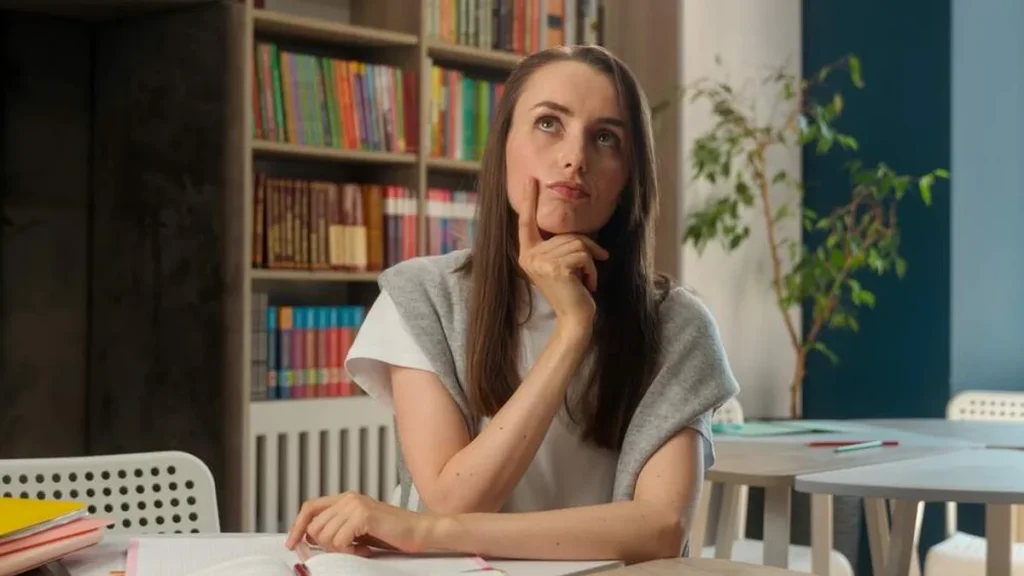 Imagem Mulher pensativa do artigo Qual a importância da tomada de decisão empresarial?