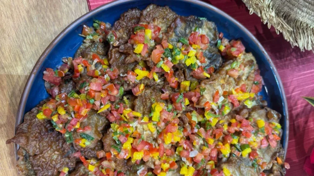 Imagem 1 salada do artigo Salada de Folhas com ⁠Berinjela, Shissô e Flor de Abóbora Empanados – Sabor de Vida
