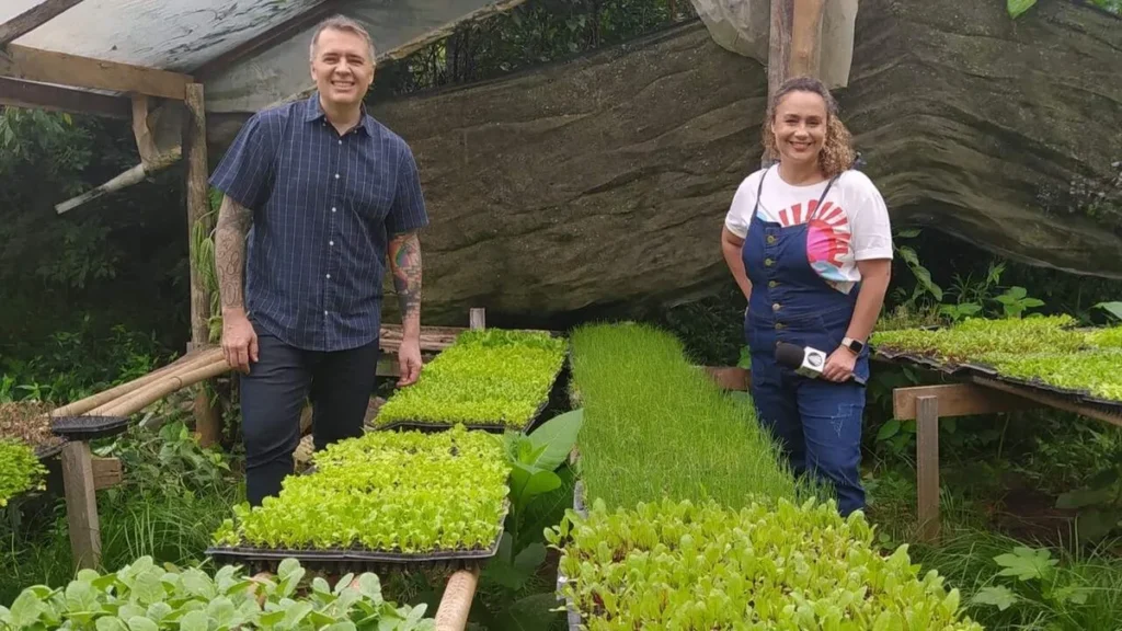 Imagem 1 apresentadores na horta do artigo “Sabor de Vida” passeia por plantação de orgânicos e prepara uma salada especial