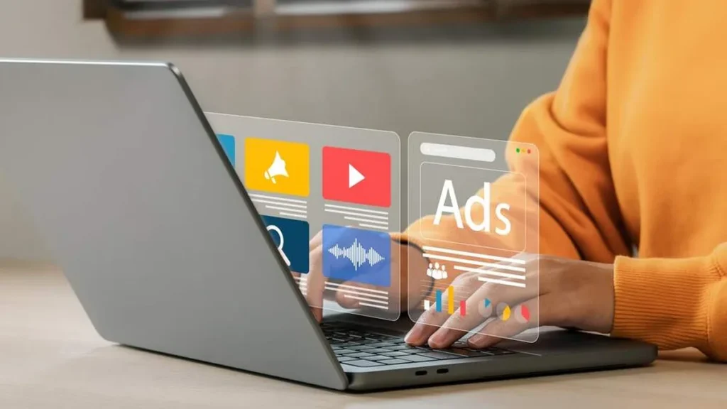 Imagem pessoa acessando a internet do artigo Marketing com propósito: Como se conectar ao devoto nos dias atuais?