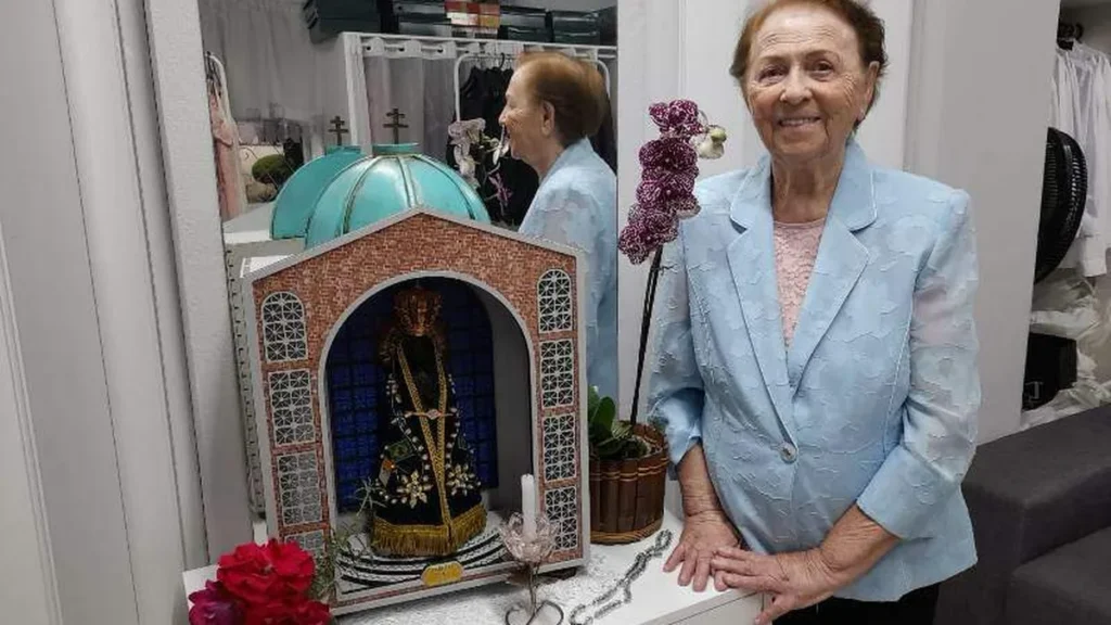 Devota Terezinha Bonanomi junto da Capelinha Missionária