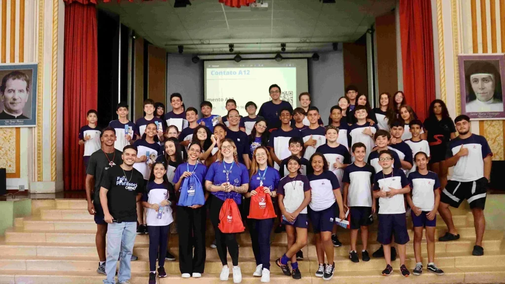 Imagem alunos e equipe do a12 na palestra do artigo Equipe do A12 palestra para jovens estudantes e inspira nova geração de comunicadores