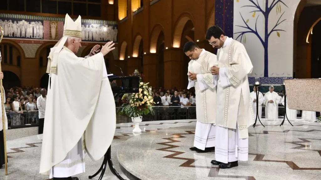 Imagem Ordenacao Diaconal Diaconos Caio e Pablo do artigo “A Caridade de Cristo nos impele”: Redentoristas são ordenados Diáconos
