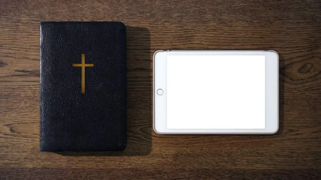 Imagem Biblia e tablet do artigo No Brasil, Igreja Católica projeta criação de Pastoral Digital