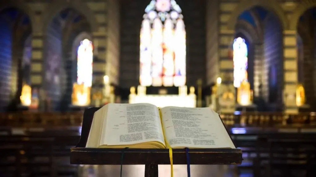 Imagem Lecionario aberto em igreja do artigo Saiba como a Bíblia é essencial na formação catequética