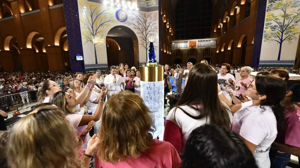 Imagem Mulheres do Terco rezando a Consagracao do artigo Assista aos melhores momentos da 12ª Romaria do Terço das Mulheres