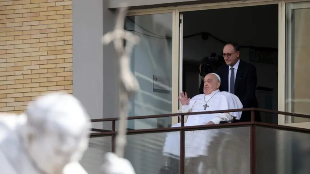 Imagem papa na sacada do hospital gemelli do artigo Quais os próximos passos nos cuidados da saúde do Papa?