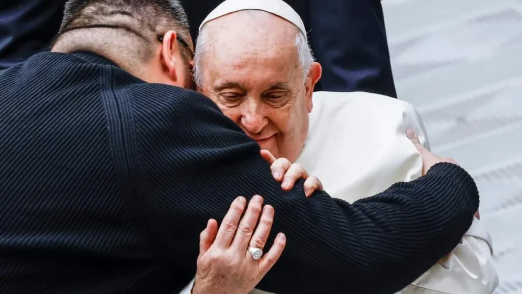 Imagem papa francisco abraca homem do artigo Por que precisamos do Papa Francisco? Temos 7 motivos!