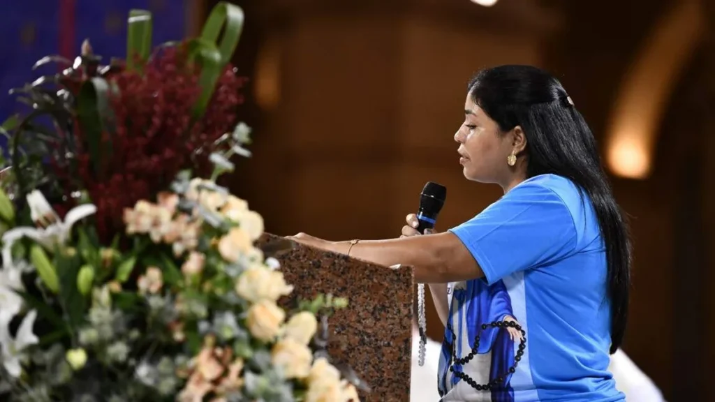 Imagem mulher na evangelizacao lendo no santuario nacional durante o terco das mulheres 2025 do artigo Vinde, Vede e Anunciai! O chamado feminino na missão da Igreja