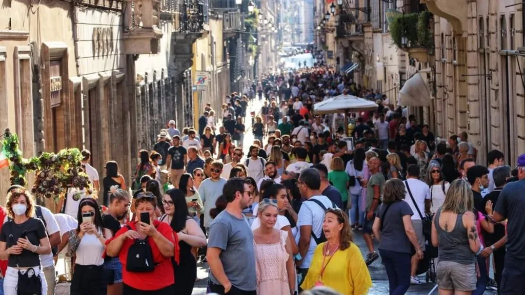 Imagem pessoas em roma do artigo Airbnb firma parceria com Jubileu 2025