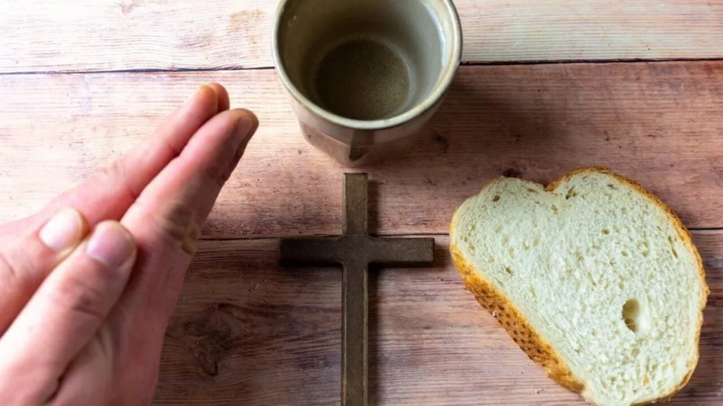 Imagem Orando e jejuando do artigo Posso fazer minha penitência quaresmal também aos domingos?