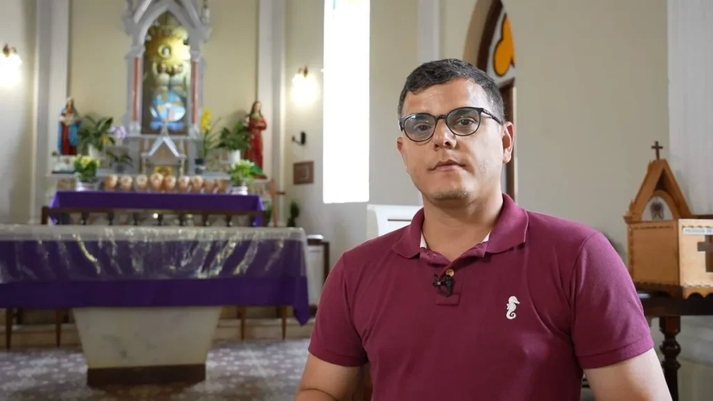 Imagem ARQ 1803 Reproducao TV Aparecida 12 Easy Resize.com do artigo "Arquivo A" destaca devoções populares no Brasil