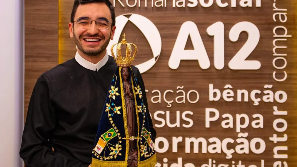 Imagem Frater Pablo Vinicius com a Mae Aparecida do artigo Diácono Pablo Vinícius, C.Ss.R. se junta ao Irmão Orlando, C.Ss.R. na direção do A12