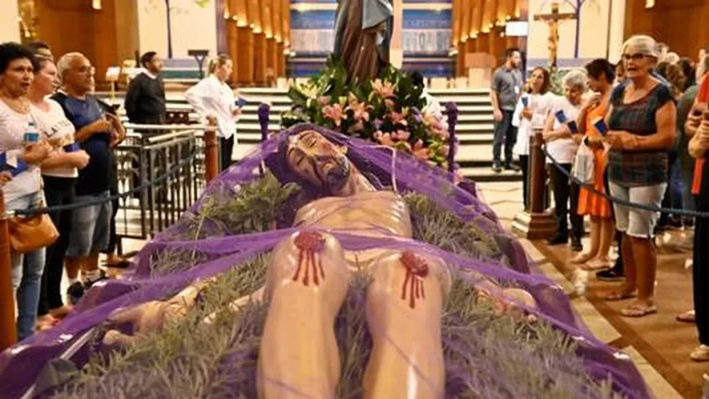 Imagem Maria aos pes de Jesus crucificado do artigo Aos pés da cruz, a Mãe da Esperança