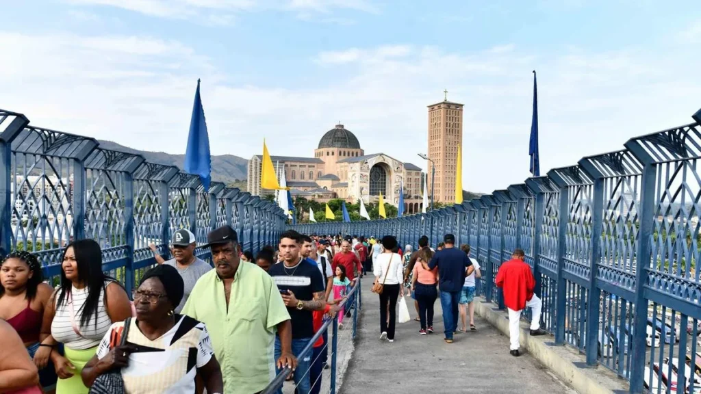 Imagem Passarela da Fe peregrinos 1 do artigo Como o romeiro é acolhido no Santuário de Aparecida?
