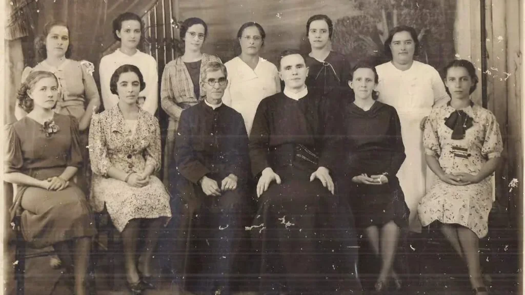 Padre Vítor com catequistas da cidade de Sacramento (MG), em 1938.