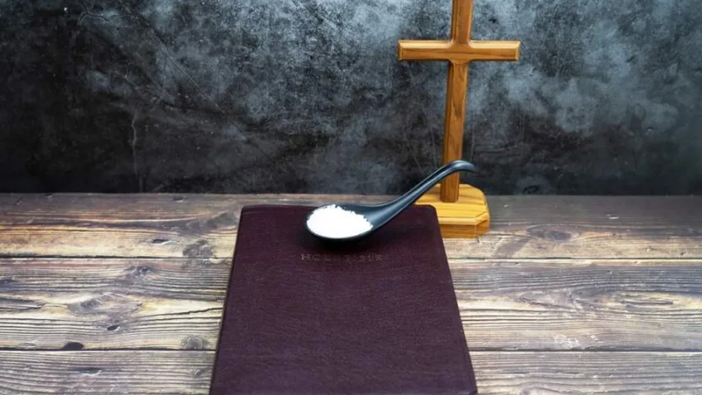 Imagem Sal em uma colher em cima da Biblia do artigo O que significa ser “sal da terra”?