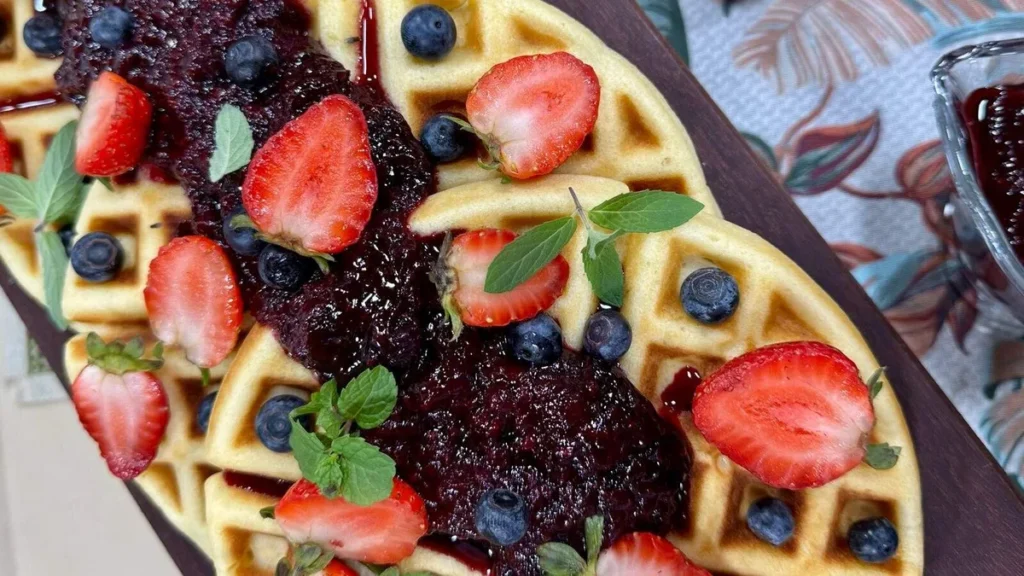 Imagem WAFFLES E PANQUECA COM GELEIA DE FRUTAS VERMELHAS do artigo Waffles e Panqueca com Geléia de Frutas Vermelhas – Santa Receita
