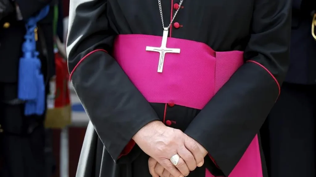 Imagem bispo com batina do artigo O que diz a Igreja sobre a renúncia de padres, bispos e do papa?