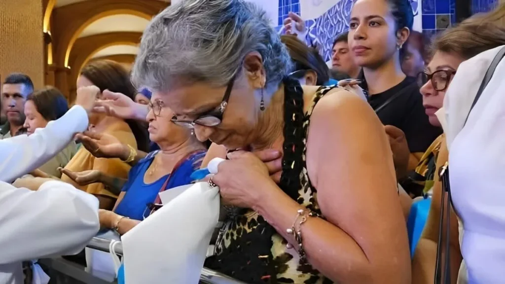 Imagem mulher orando no santuario do artigo Oração em Homenagem ao Mês da Mulher