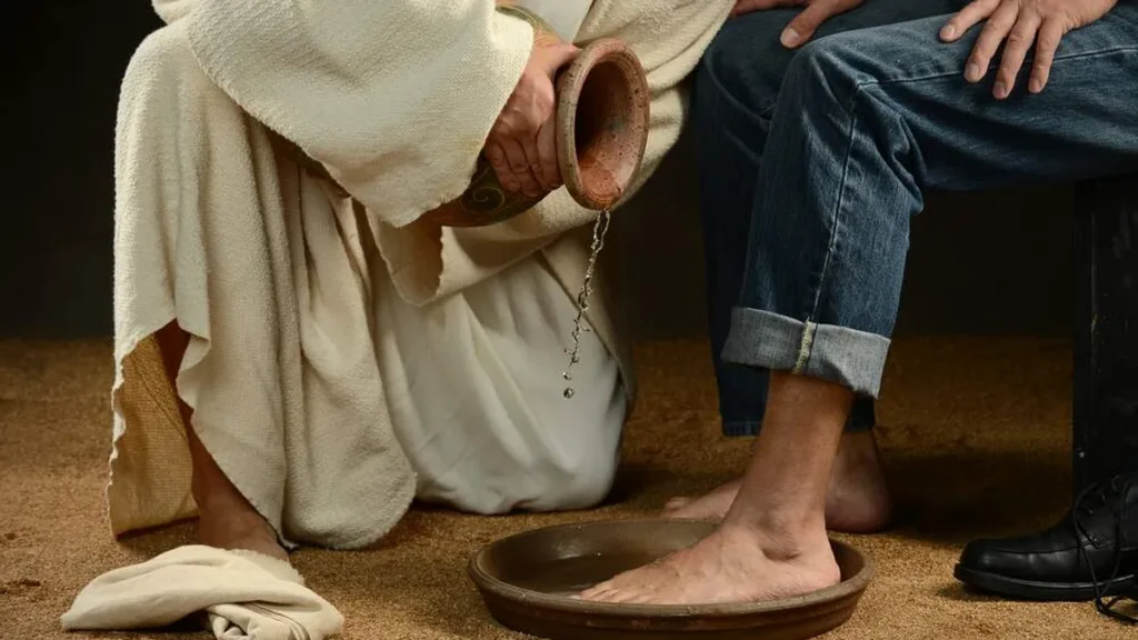 Imagem Lava pes quinta feira santa Jesus lavando os pes do homem moderno usando jeans do artigo Início do Tríduo Pascal, o coração do Ano Litúrgico