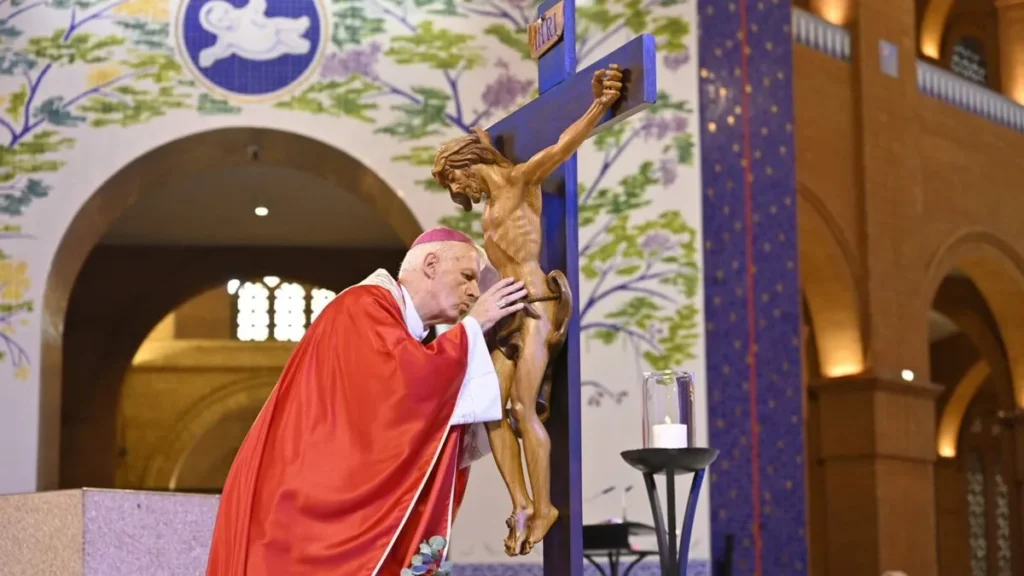 Imagem Celebracao da Paixao Sexta feira Santa 15h do artigo Por que beijamos a Cruz na Sexta-feira Santa?