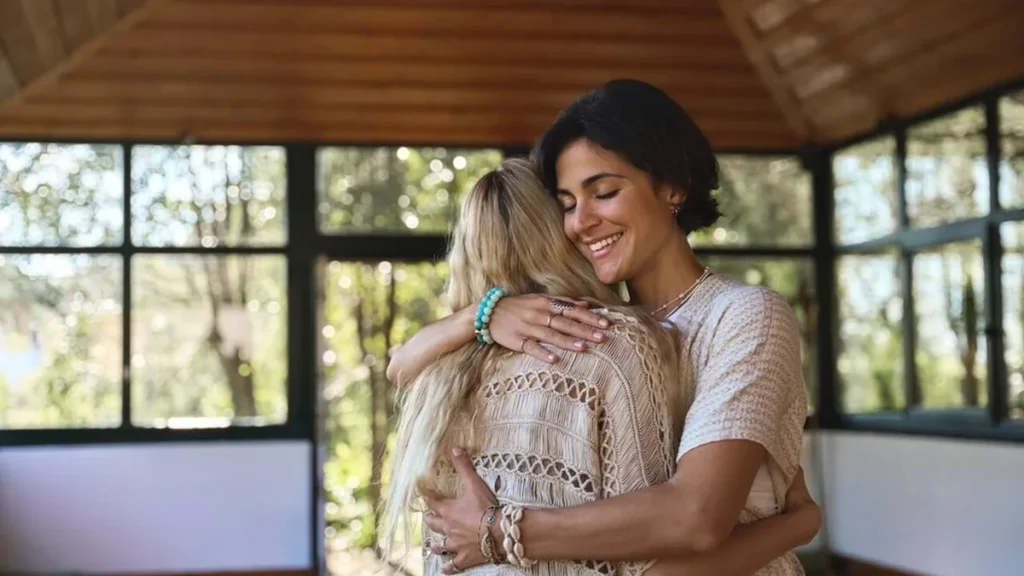 Imagem Abraco entre amigas do artigo Papa: “O amor de Jesus é dom: não se compra nem se exige”