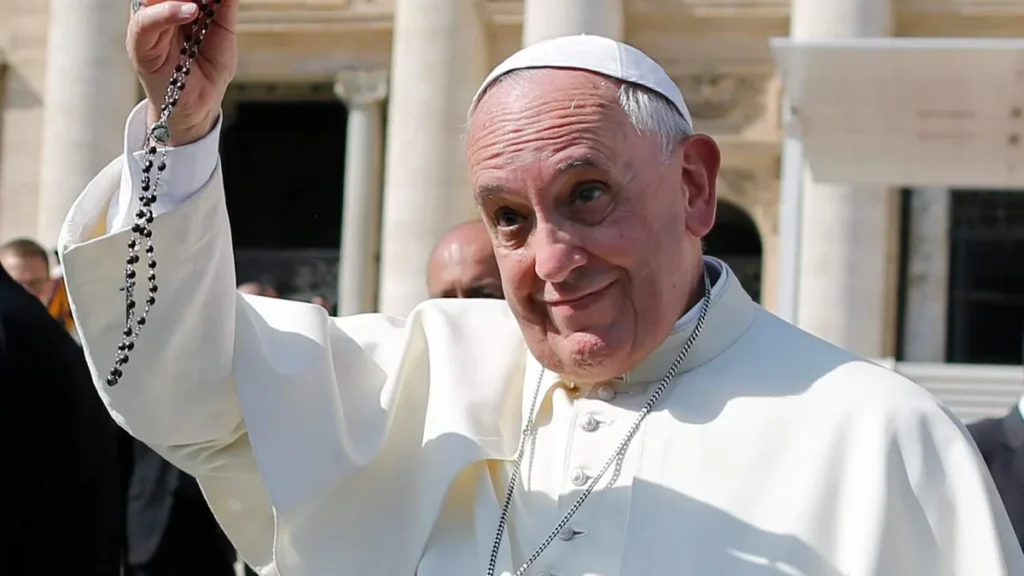 Imagem papa francisco com o terco na mao do artigo Morre aos 88 anos Francisco, o primeiro Papa latino-americano
