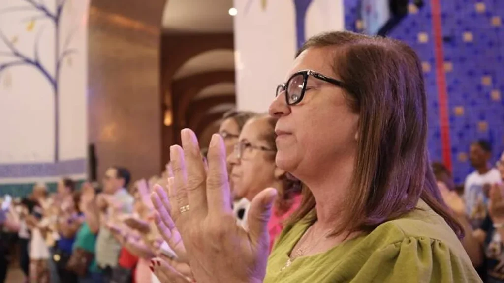 Imagem Fieis rezando no Santuario do artigo Crer, professar e testemunhar a fé