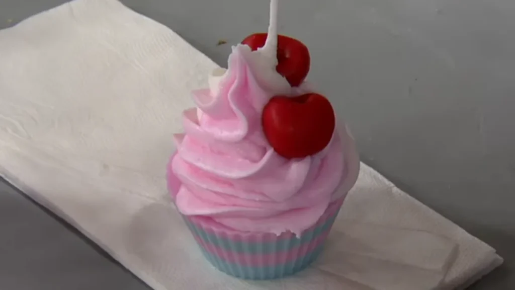 Imagem vela cupcake do artigo Vela Cupcake com Cerejas – Faça Você Mesmo