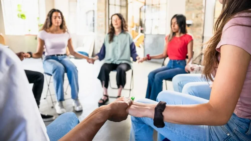 Imagem grupo de pessoas conversando do artigo A Pastoral da Escuta no auxílio às doenças da alma