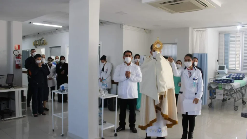 Imagem visita do santissimo em ala do hospital frei galvao do artigo Hospitais católicos também são locais de conversão