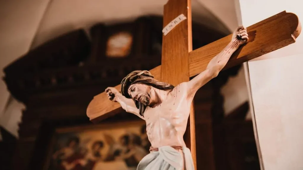 Imagem Jesus crucificado do artigo Quem são as pessoas que se tornaram santas na Via Sacra?