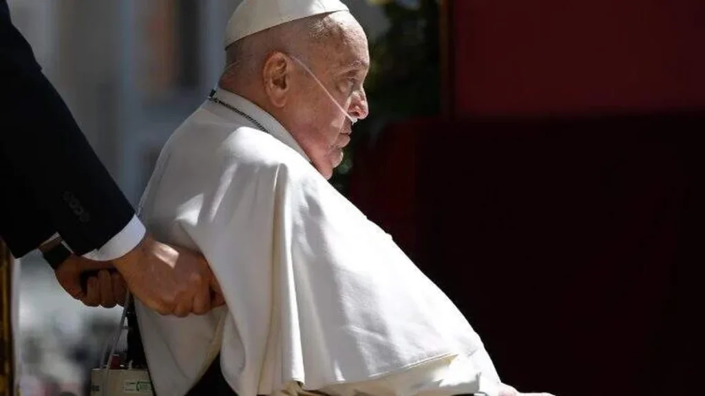 Imagem papa convalescente em cadeira de rodas do artigo Papa Francisco aparece de surpresa e reza no túmulo de São Pio X